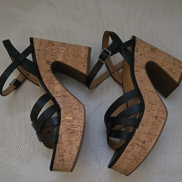 NIB Crown Vintage Millia Black Leather Platform Sandals - Picture 6 of 8